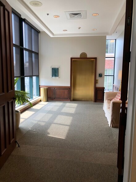 More Photos Of 211 King St, Charleston Office For Lease