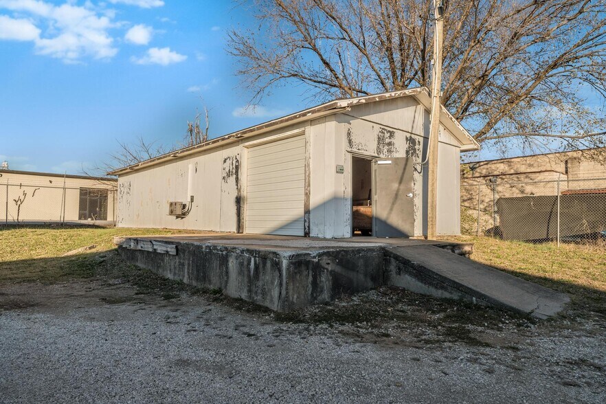 More Photos Of 2101 S ARKOLA Dr, Springdale Warehouse For Sale