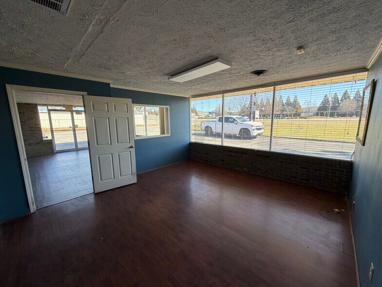 More Photos Of 1913 US 41 Hwy SW, Calhoun Flex For Lease