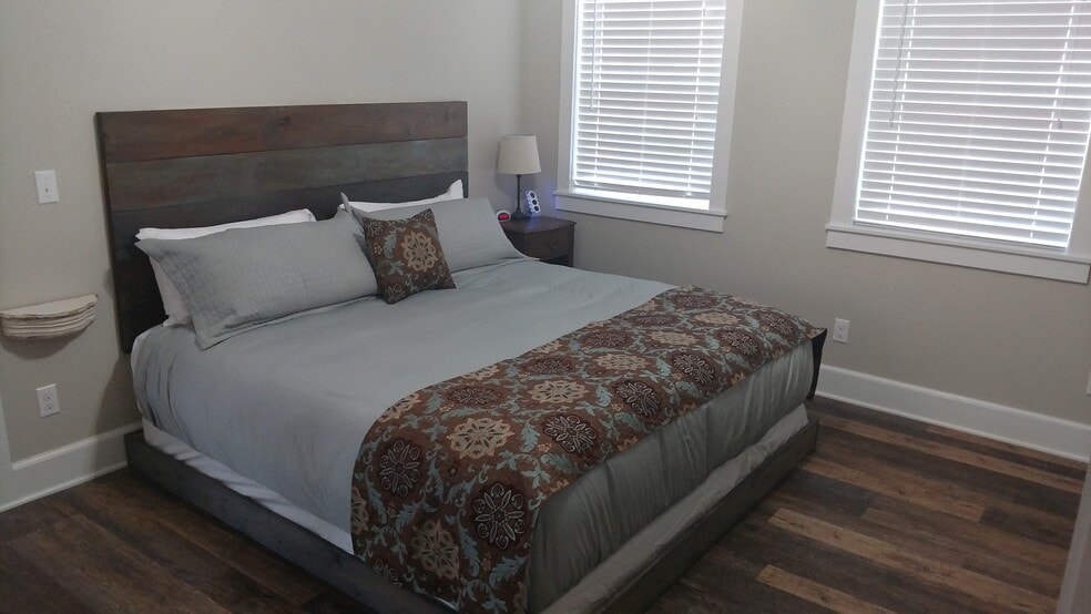 More Photos Of 100 E Washington St, Mountain View Hospitality For Sale