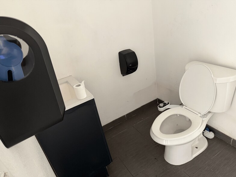 More Photos Of 7620 North Ave, Lemon Grove Service For Lease