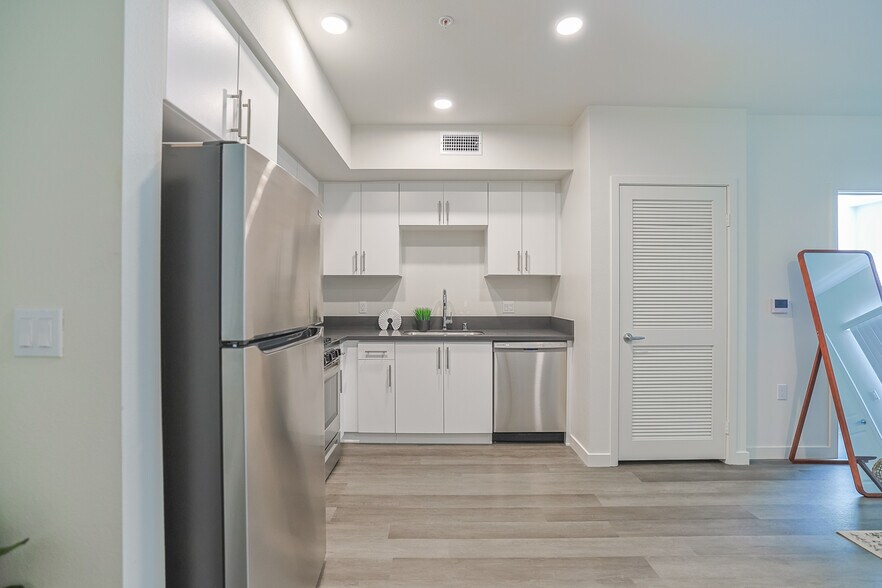 More Photos Of 10555 Bloomfield St, Toluca Lake Apartments For Sale
