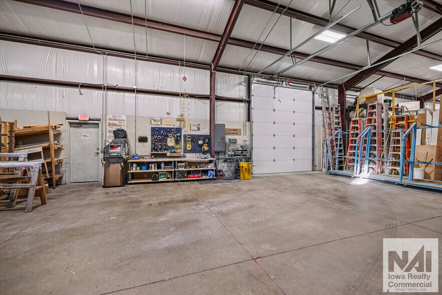 More Photos Of 1402 SW 18th St, Cedar Rapids Warehouse For Lease