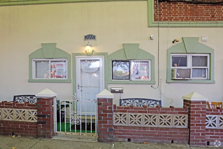 More Photos Of 26-01 23rd Ave, Astoria Storefront For Lease