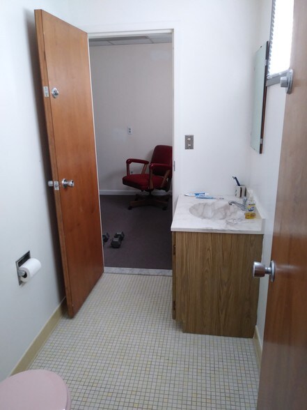 More Photos Of 555 Newfield Ave, Stamford Office For Sale