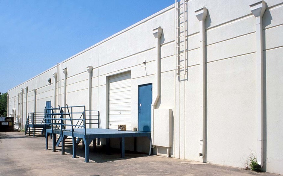 More Photos Of 1908 Royal Ln, Dallas Light Distribution For Lease