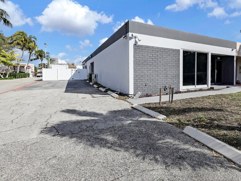 More Photos Of 705 Bond Way, Delray Beach Showroom For Sale