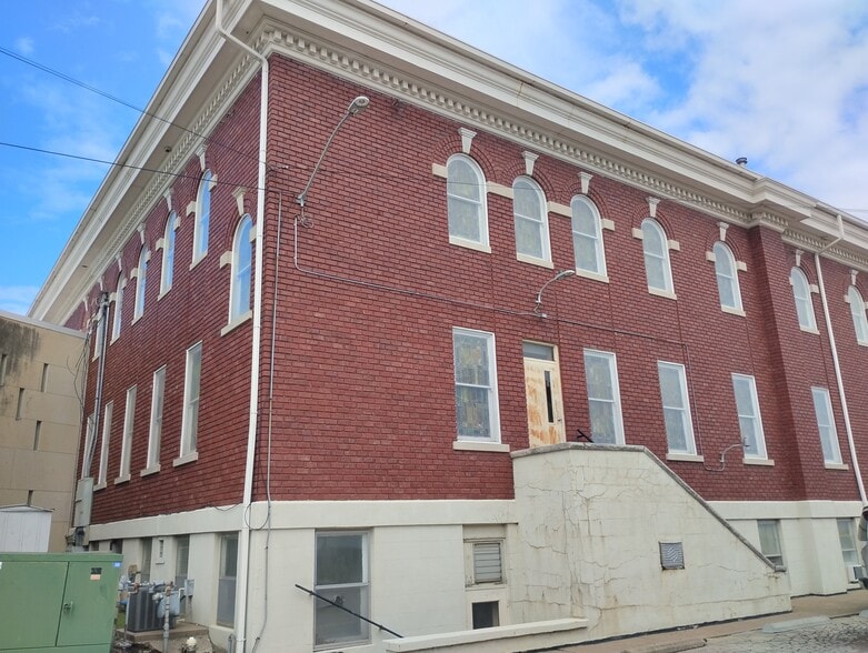 More Photos Of 906 Elm St, Coffeyville Religious Facility For Sale
