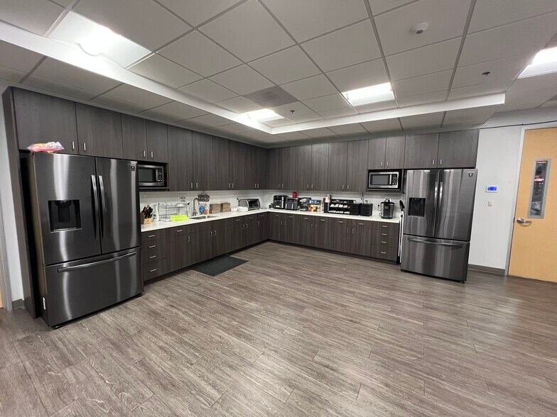 More Photos Of 21123 Nordhoff St, Chatsworth Warehouse For Lease