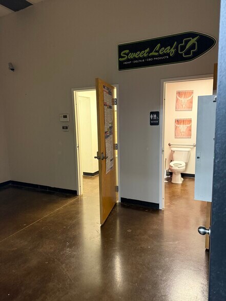 More Photos Of 150 Lovell Rd, Knoxville Storefront For Lease