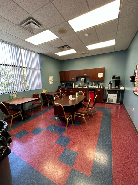 More Photos Of 6270 Este Ave, Cincinnati Showroom For Sale