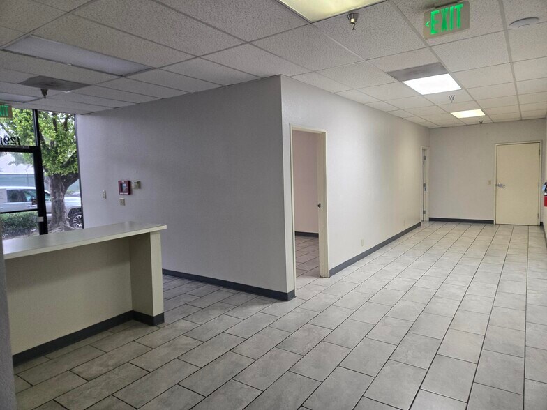 More Photos Of 12900 Simms Ave, Hawthorne Truck Terminal For Lease