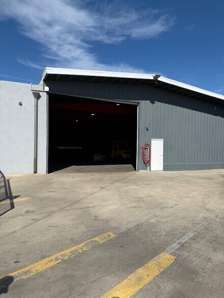 More Photos Of 320 E Hueneme Rd, Oxnard Warehouse For Sale