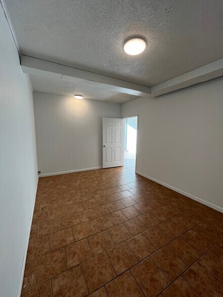 More Photos Of 3500-3516 N Clinton St, Fort Wayne Storefront Retail Office For Lease