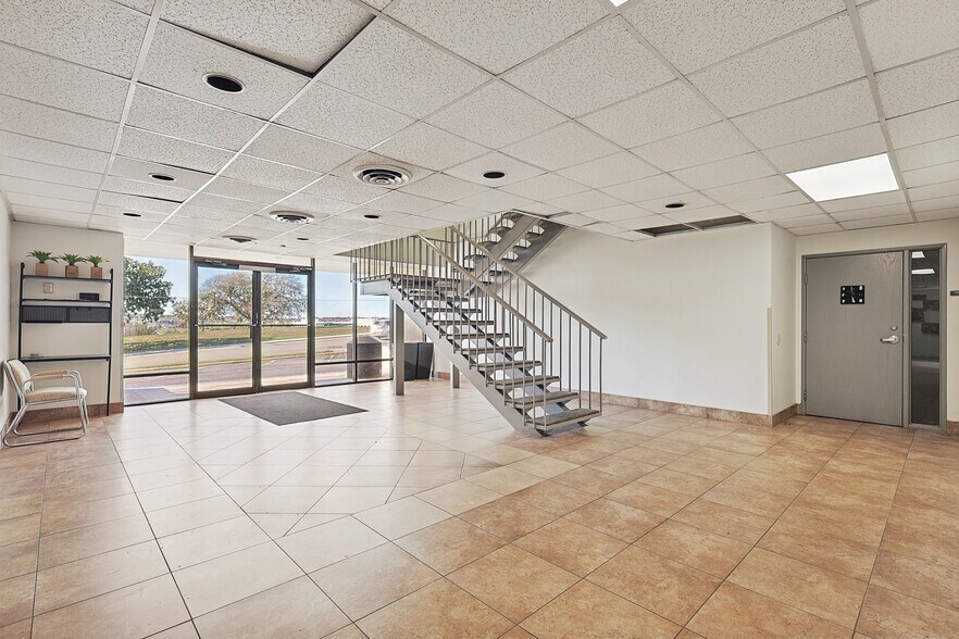 More Photos Of 2821 Lackland Rd, Fort Worth Office For Sale