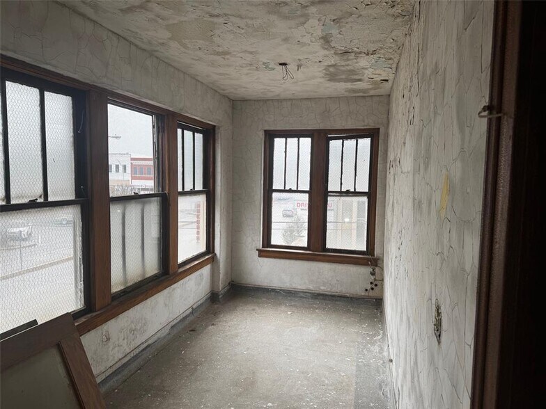 More Photos Of 14 E 9th St, Shawnee Office Residential For Sale