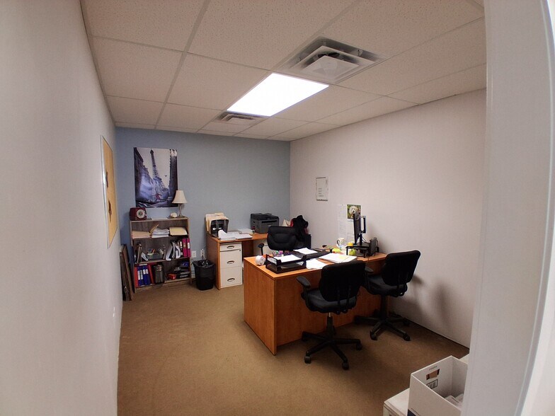 More Photos Of 2071 S Wellington Rd, Nanaimo Warehouse For Lease