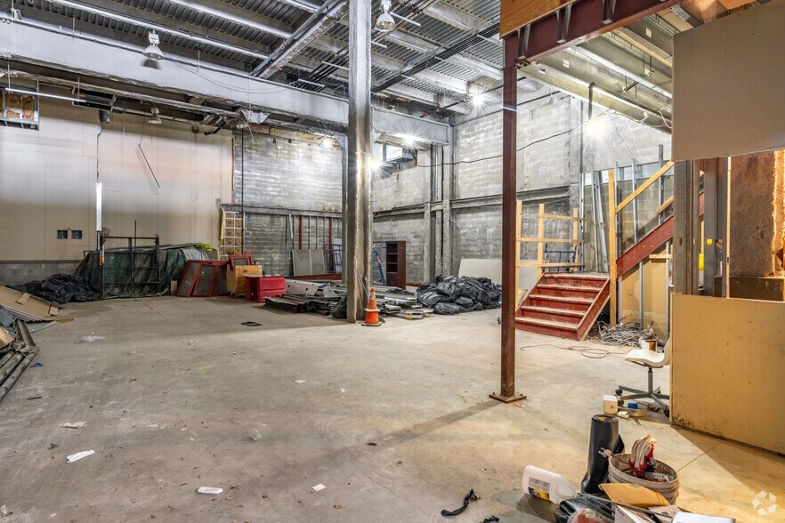 More Photos Of 37-31 10th St, Long Island City Light Distribution For Sale