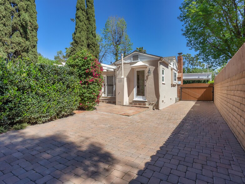 More Photos Of 5233 Lemp Ave, North Hollywood Multifamily For Sale