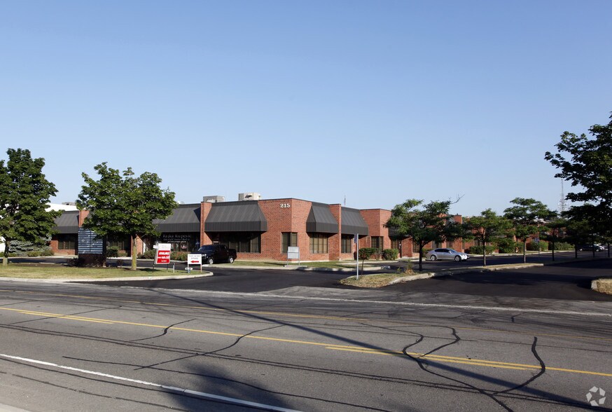 More Photos Of 215 Traders Blvd E, Mississauga Flex For Lease