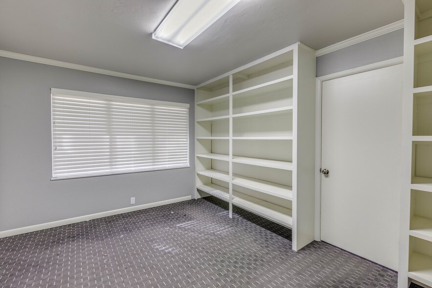 More Photos Of 1035 S Berry Rd, Norman Office For Sale