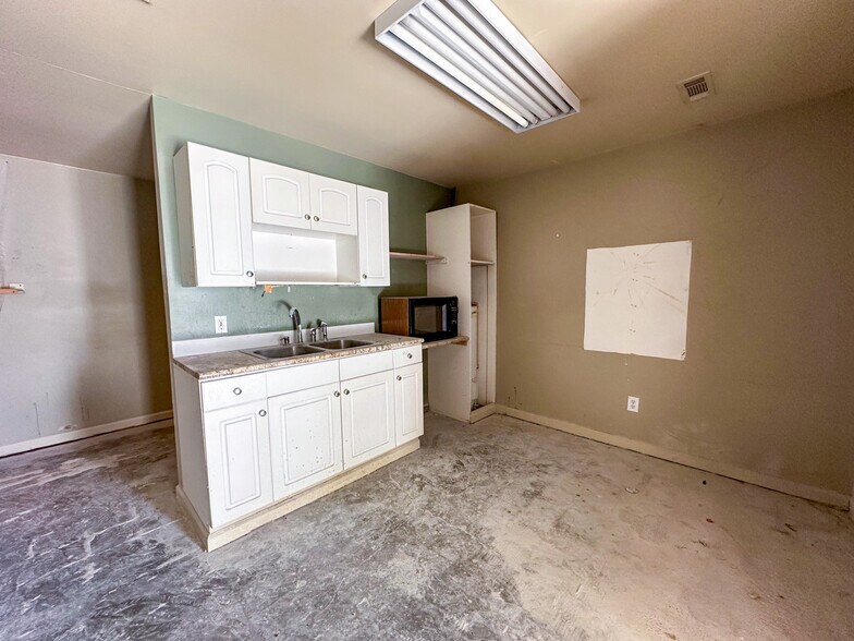 More Photos Of 3105 Memorial Pky NW, Huntsville Warehouse For Sale