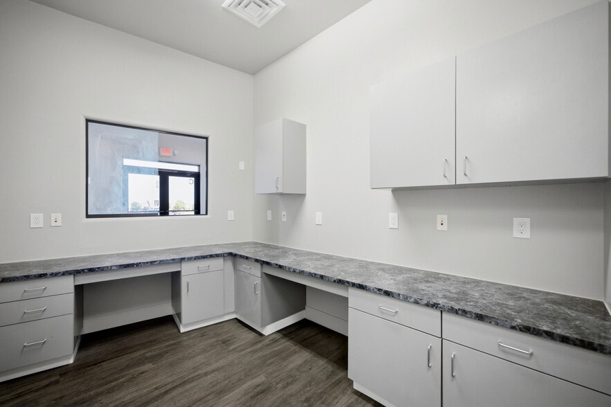 More Photos Of 3939 N Stockton Hill Rd, Kingman Office For Lease