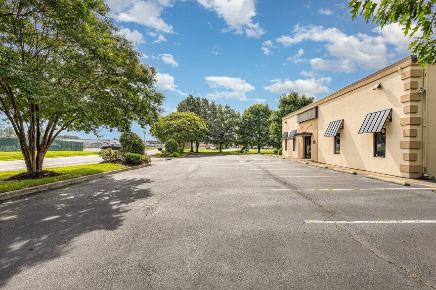 More Photos Of 100 Industrial Dr, Fredericksburg Showroom For Sale
