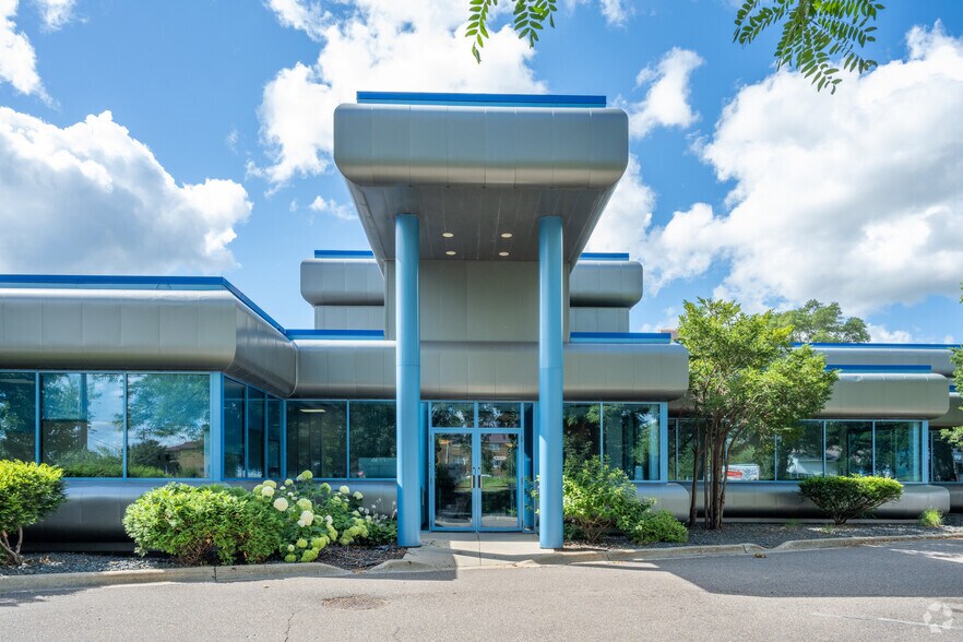 More Photos Of 4301 Hwy 7 W, Saint Louis Park Distribution For Lease