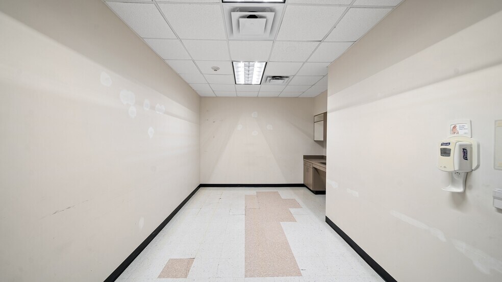 More Photos Of 910 N Highway 146, Baytown Medical For Lease