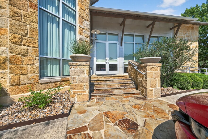 More Photos Of 16023 Via Shavano, San Antonio Office For Sale