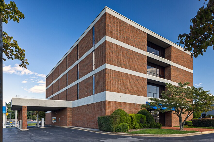More Photos Of 1907 N Roan St, Johnson City Office For Lease
