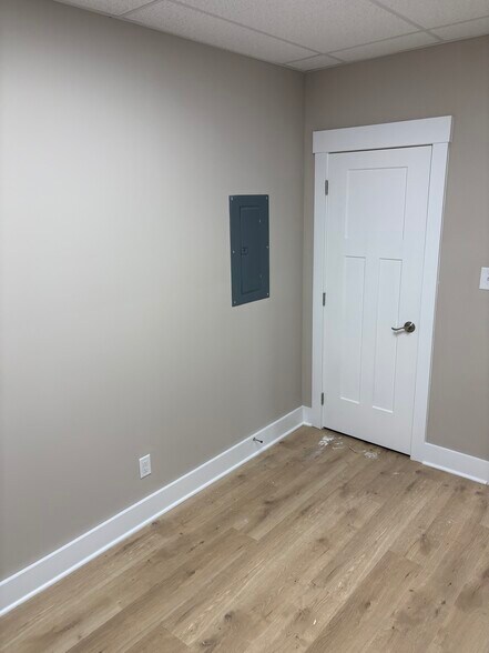 More Photos Of 15005 Fort Campbell Blvd, Oak Grove Office For Lease