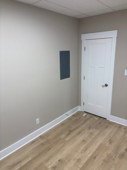 More Photos Of 15005A Fort Campbell Blvd, Oak Grove Office For Lease