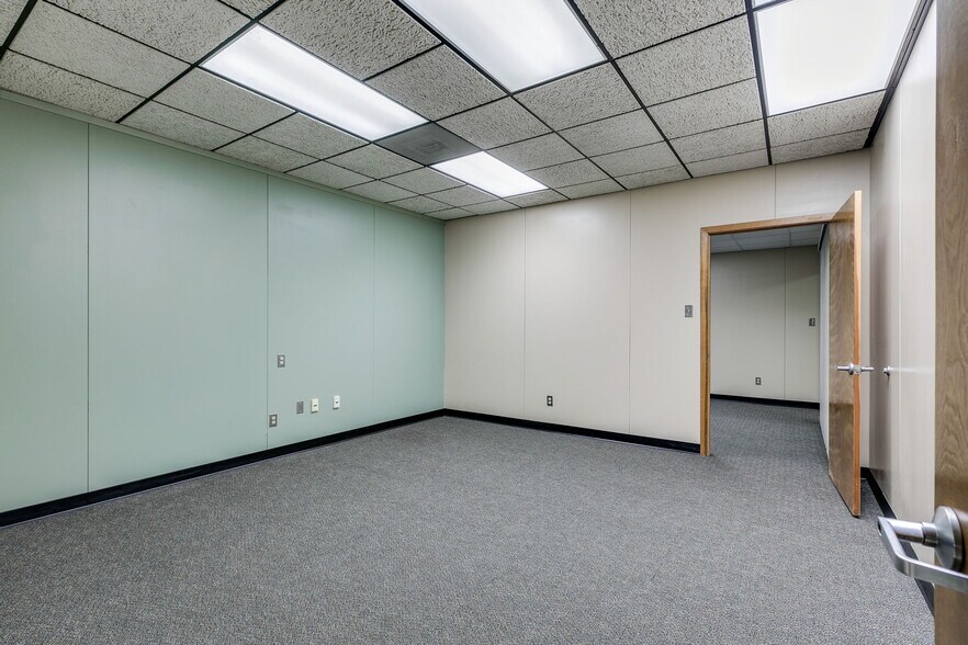 More Photos Of 602 W 12th St, Taylor Office For Lease