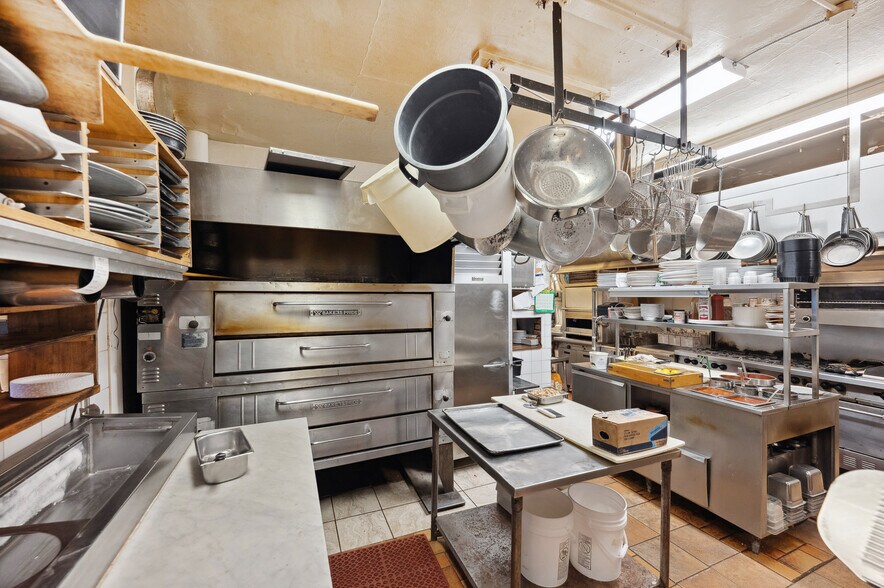 More Photos Of 21 Hill St, Southampton Restaurant For Lease