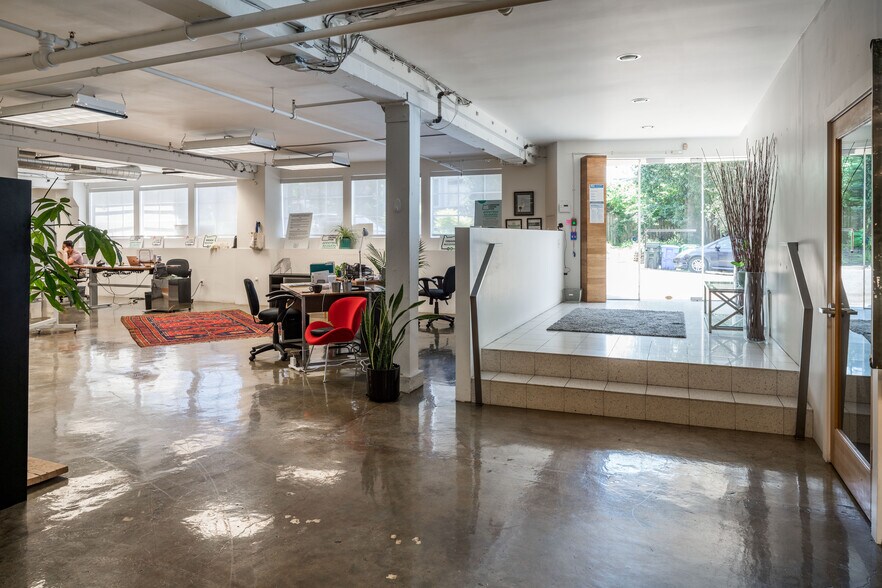 More Photos Of 911-915 NE Davis St, Portland Flex For Lease