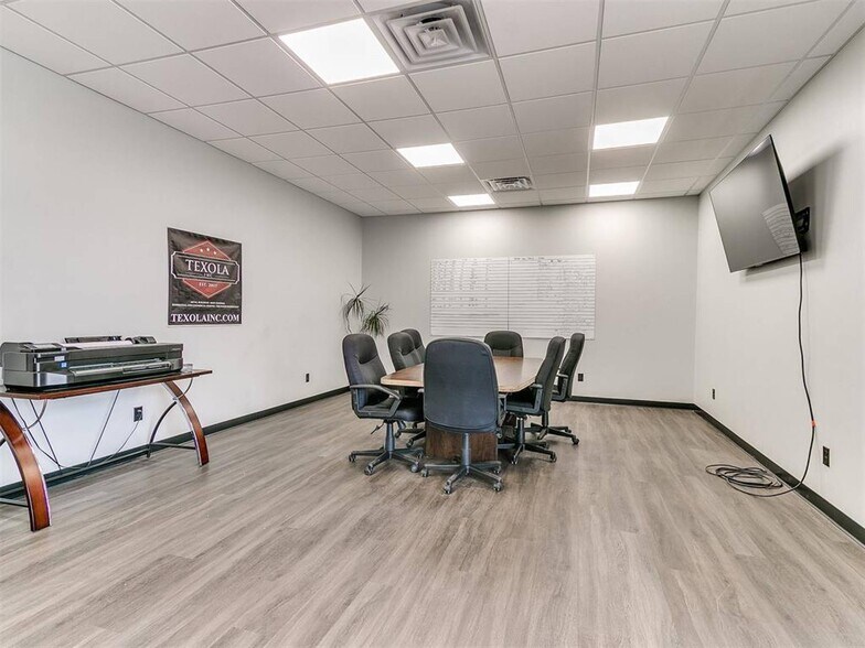 More Photos Of 6625 S Hiwassee Rd, Oklahoma City Showroom For Sale