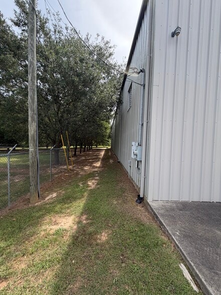 More Photos Of 2785 MacMae Dr, Mobile Warehouse For Lease