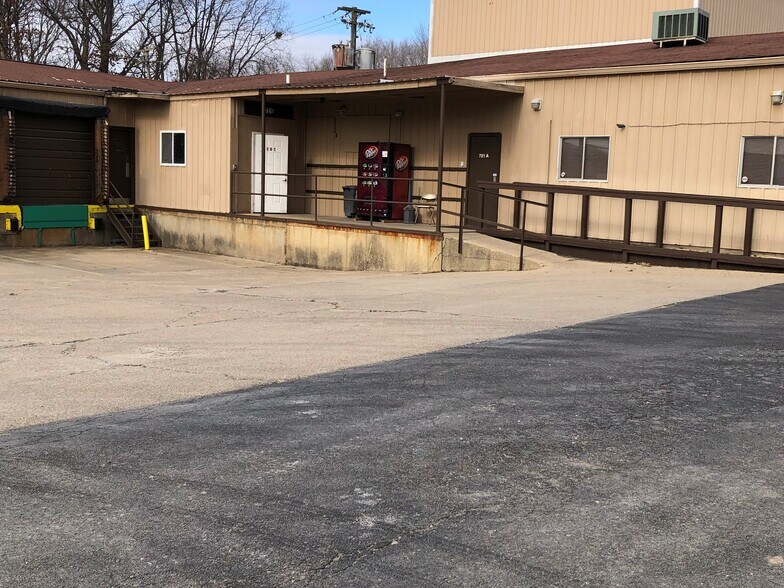 More Photos Of 721 E IL Highway 15, Mount Vernon Light Distribution For Lease