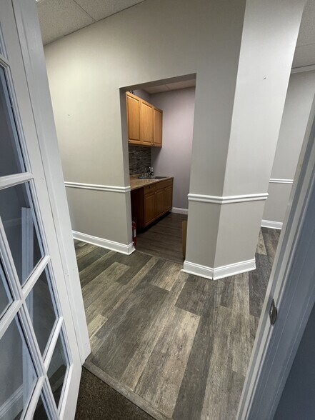 More Photos Of 1302 Cronson Blvd, Crofton Office For Sale