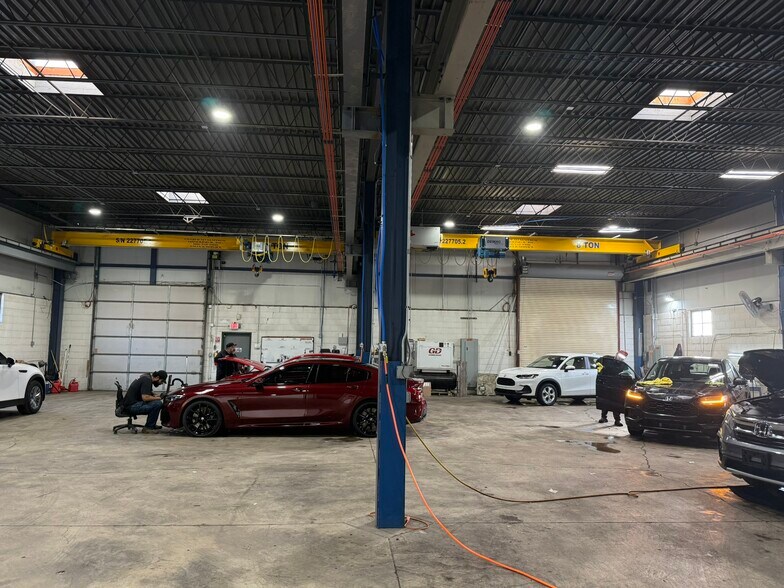 More Photos Of 731 Morse Ave, Schaumburg Manufacturing For Lease