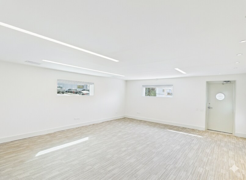 More Photos Of 1111 Lagoon Dr, Dallas Office For Sale
