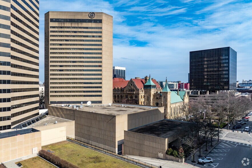 More Photos Of 75 E State St, Columbus Hotel For Sale