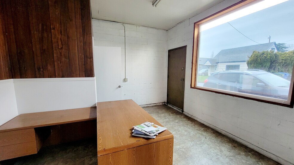 More Photos Of 2060 Warner St NE, Salem Warehouse For Sale