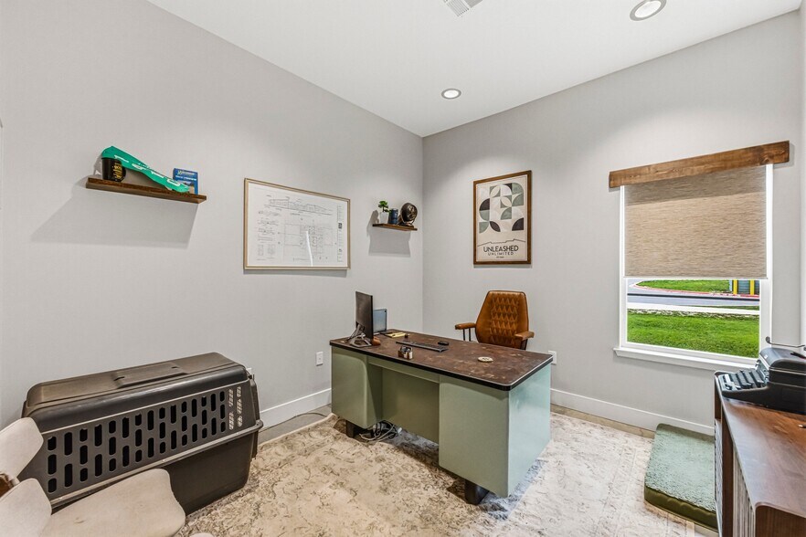 More Photos Of 1410 Live Oak Rd, Leander Showroom For Sale