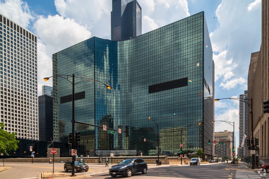 More Photos Of 300 S Riverside Plz, Chicago Office For Lease