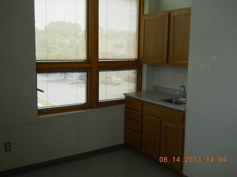 More Photos Of 1543 State Route 27, Somerset Medical For Lease
