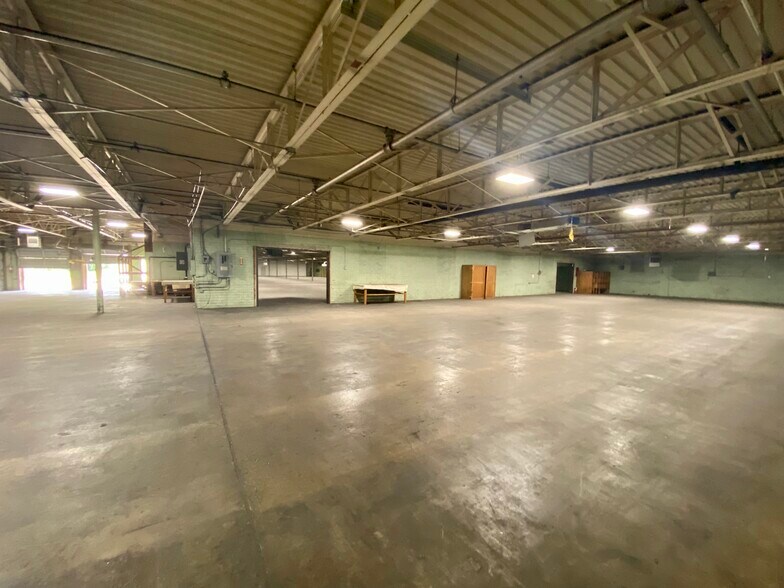 More Photos Of 318 Gidney St, Shelby Warehouse For Lease