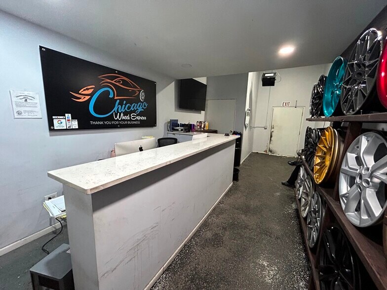 More Photos Of 2416 W Barry Ave, Chicago Warehouse For Lease